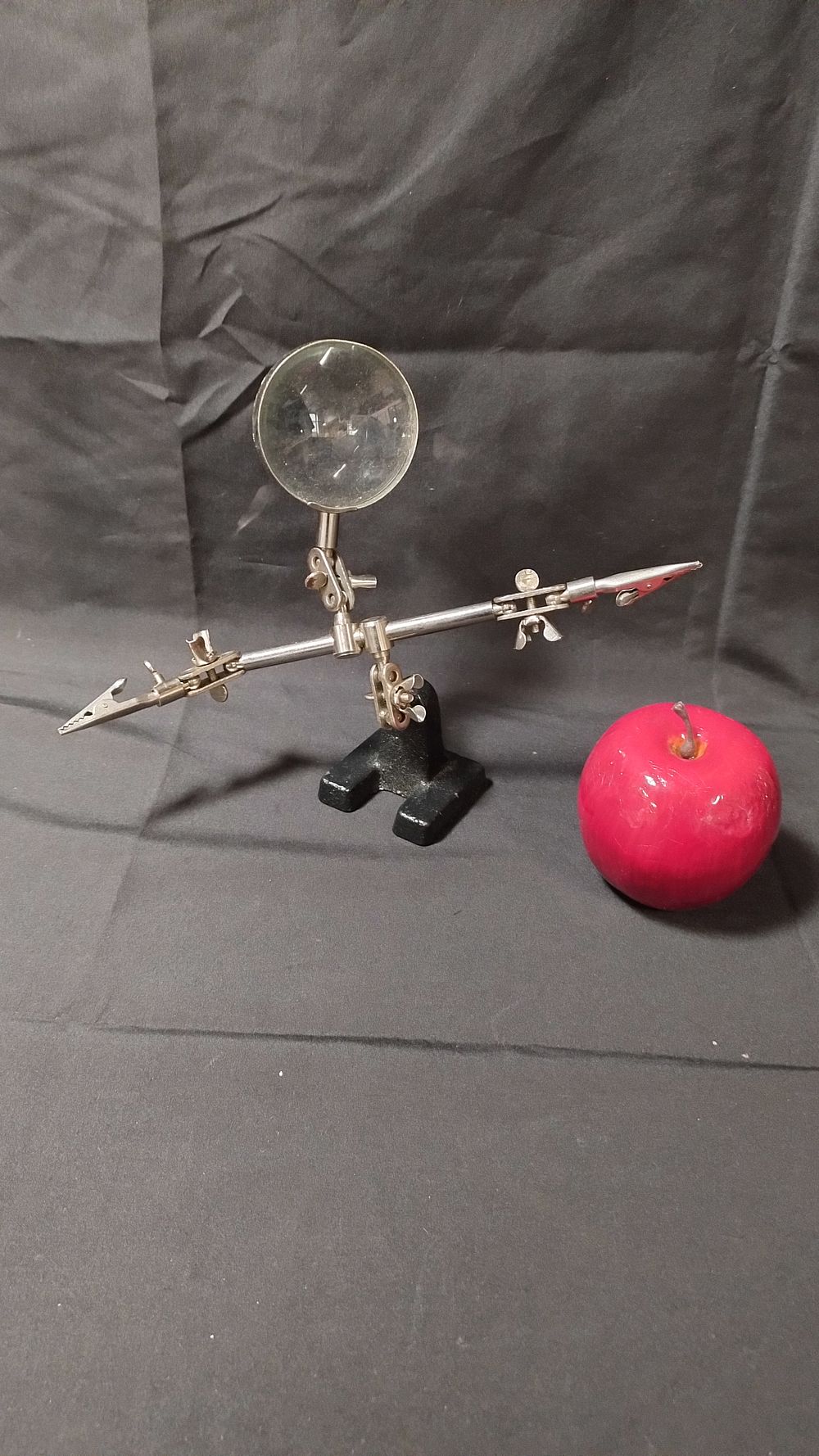 Lot 198: Helping Hands magnifying glass with grips and weighted...