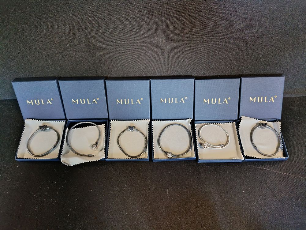 Lot 246: 6 Ladies Mula Bracelets 
