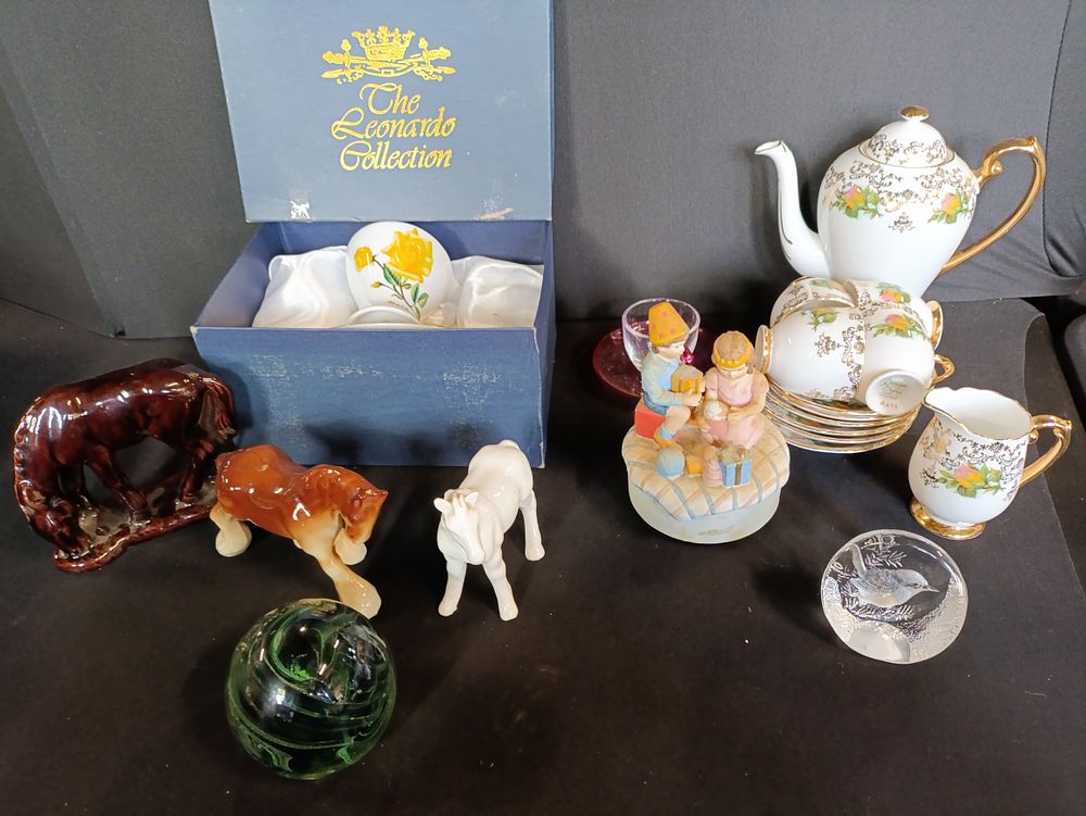 Lot 253: Collection of pottery and glass including Mats Jonasson,...