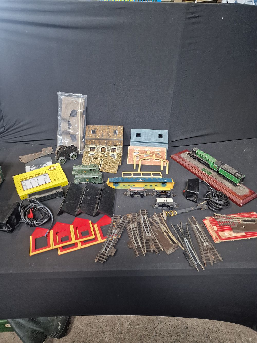 Lot 79: Mixed Selection of Model Railway Items Inc Rolling...