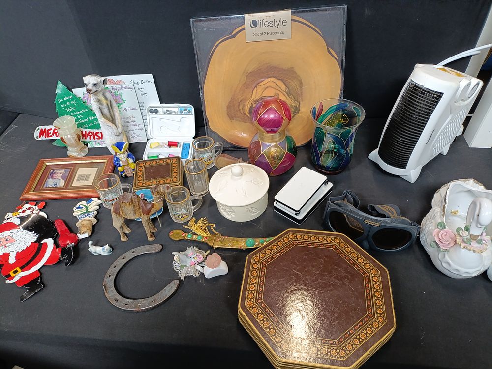 Lot 93: Selection of homeware items including placemats, vases, letter...