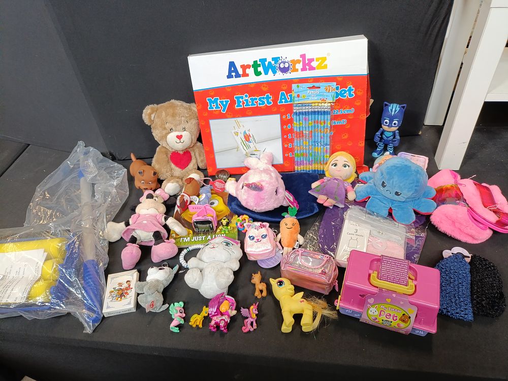Lot 99: Selection of children's toys including an art set,...
