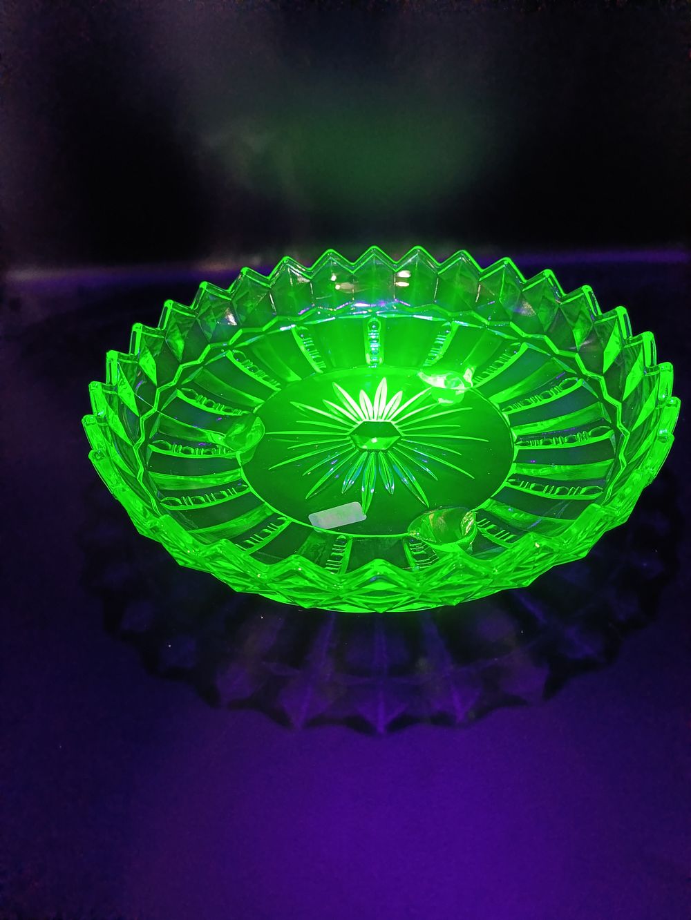 Lot 101: Art Deco UV reactive, possible Uranium Glass Chevron...