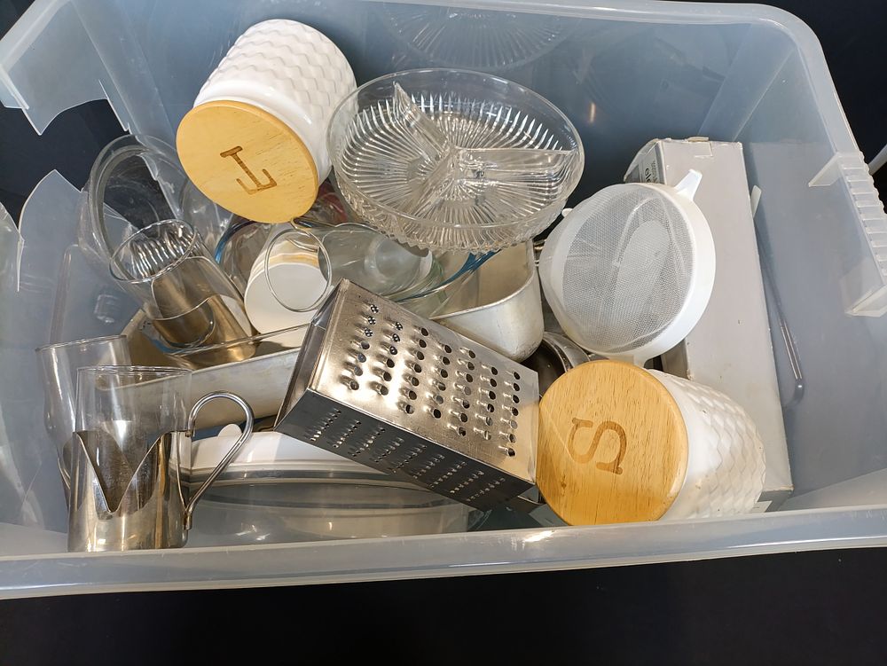 Lot 107: Large box of kitchenware