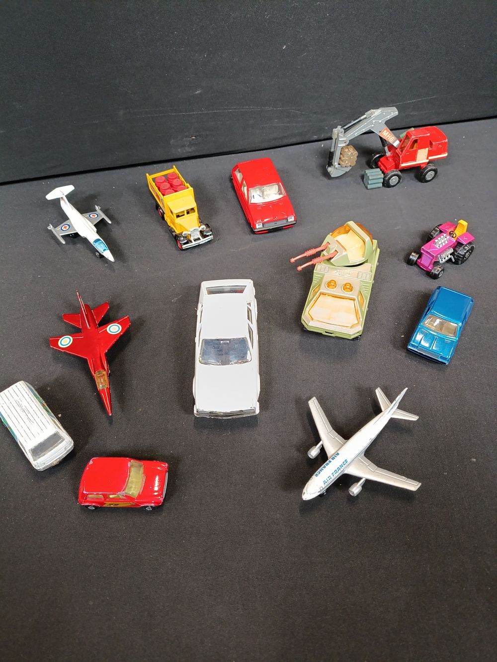 Lot 110: Collection of model vehicles including Maisto, Matchbox, Dinky,...