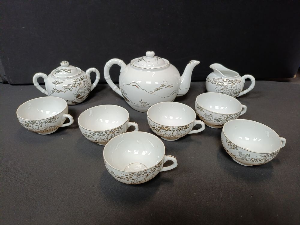 Lot 175: Vintage Japanese Kutani tea set