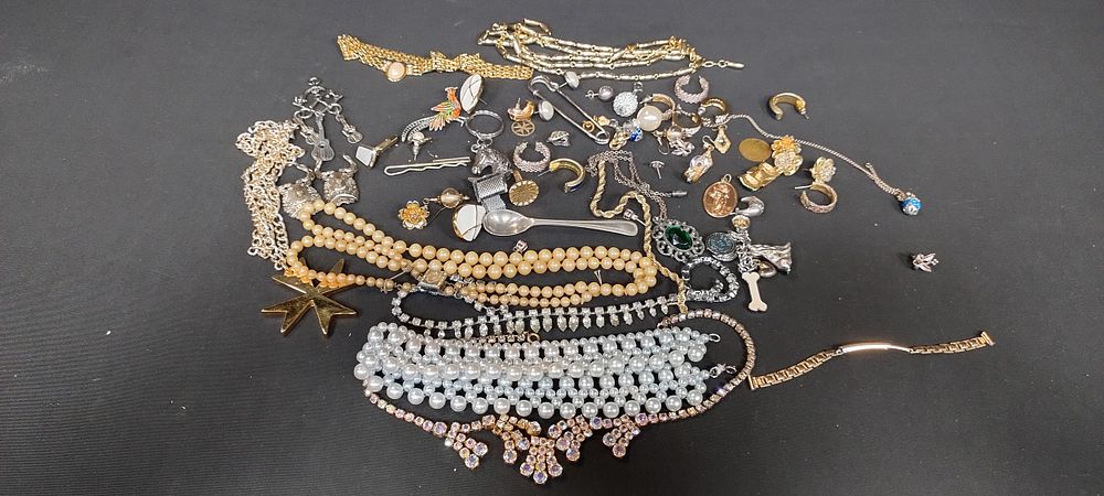 Lot 191: Various costume jewellery, necklaces, earrings and other items