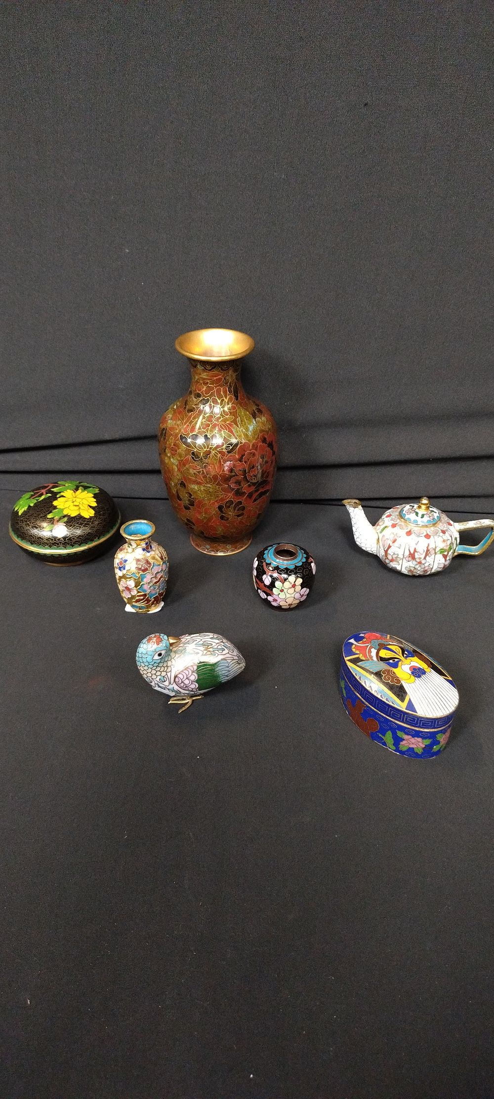 Lot 195: 7 items of cloisonne, trinket boxes, vases and...