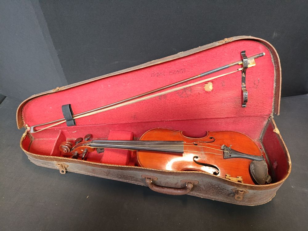 Lot 196: Vintage violin with hard case and bow