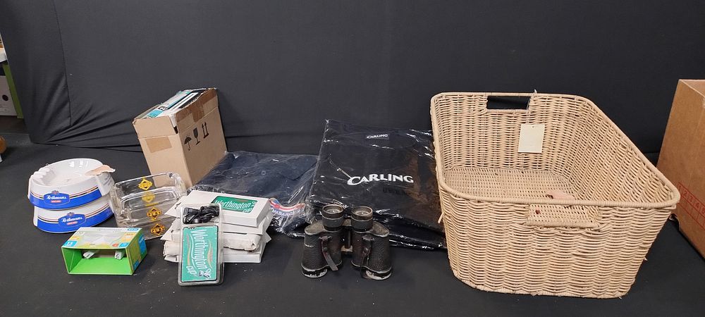 Lot 213: Selection of various brewerieana items including Rothmans ashtrays,...