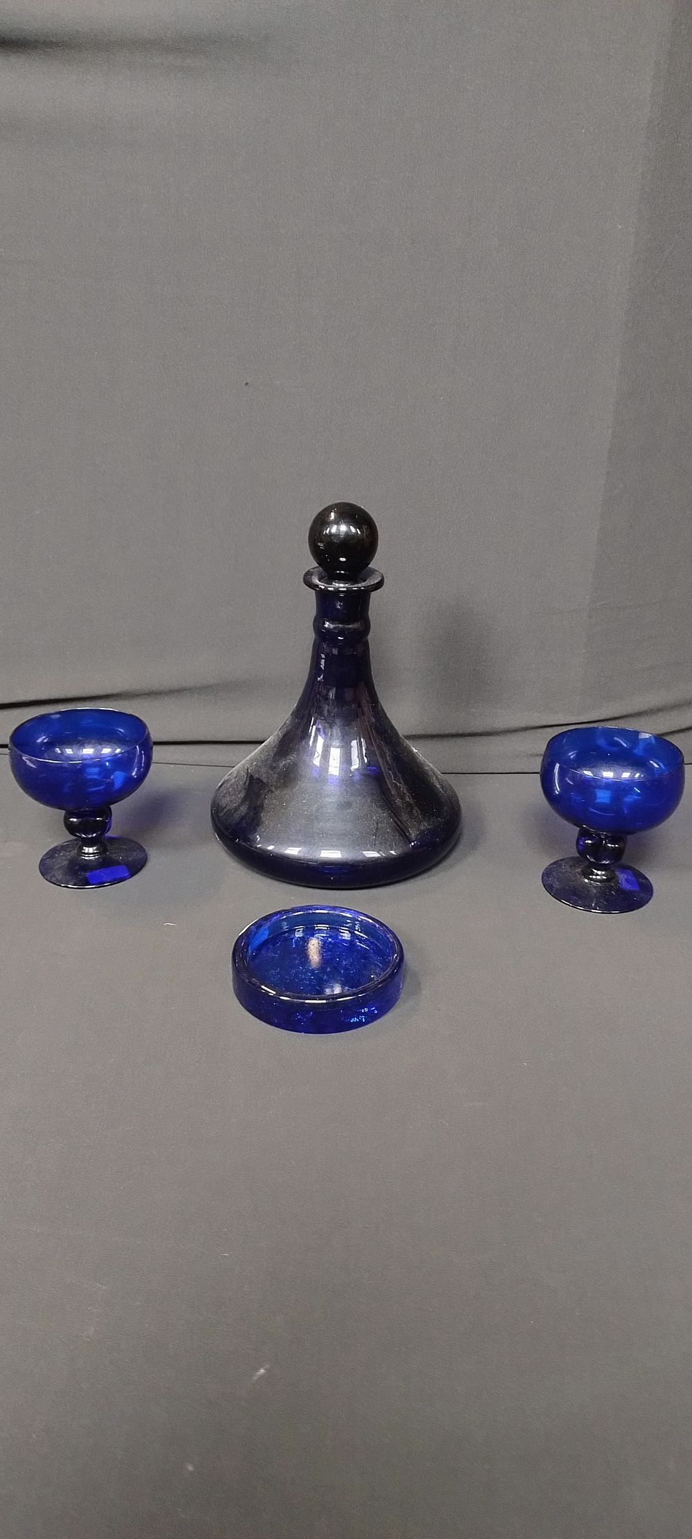 Lot 214: Two colbolt blue Georgian glasses with Bristol blue...