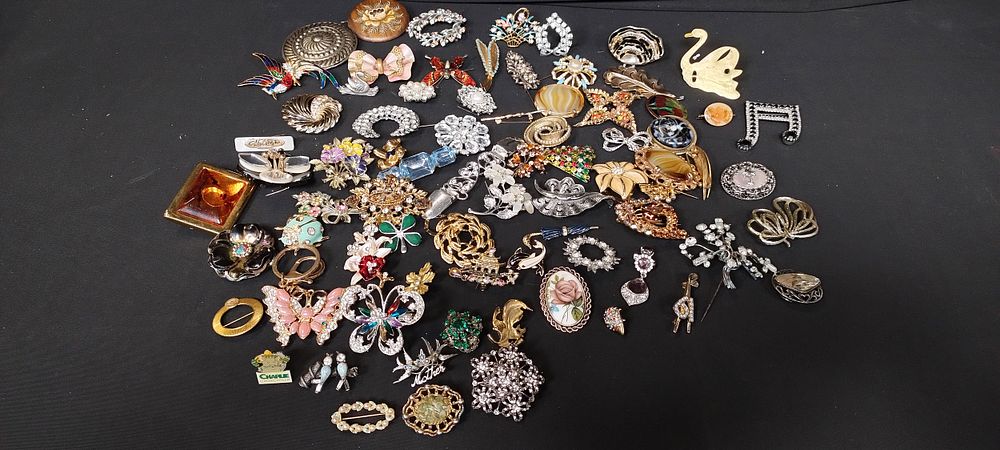 Lot 225: Collection of vintage and modern brooches