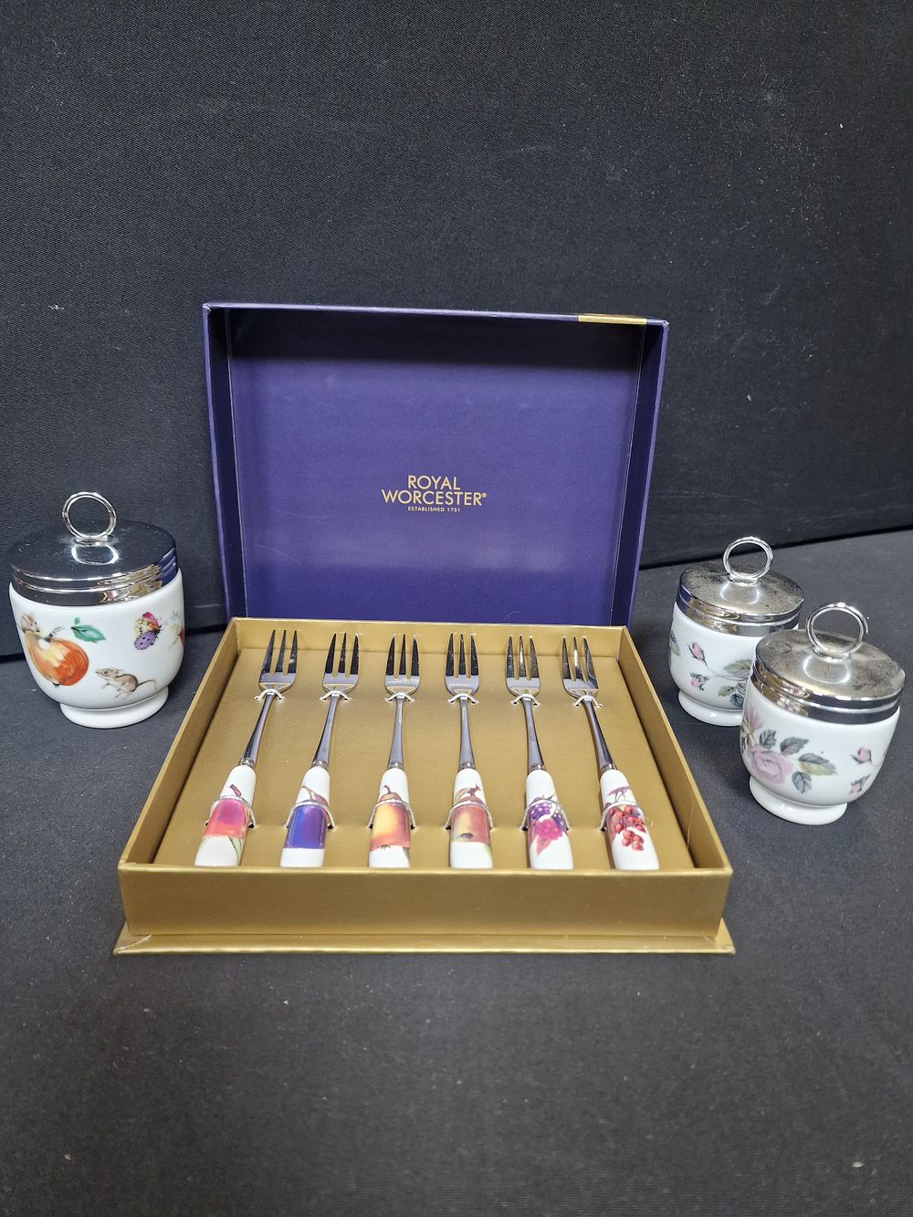 Lot 247: Royal Worcester Evesham Gold Set of 6 Pastry...