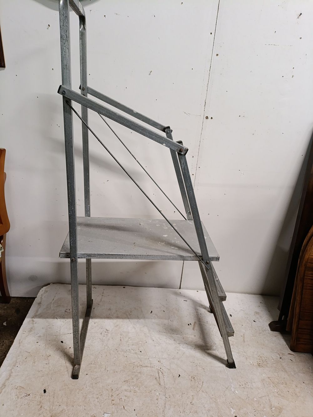 Lot 300: Foldaway step up work platform