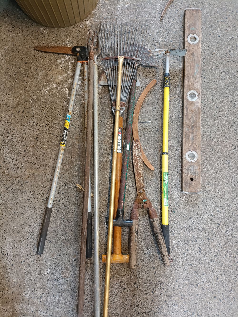 Lot 315: Selection of tools including spirit level, rake, spades,...