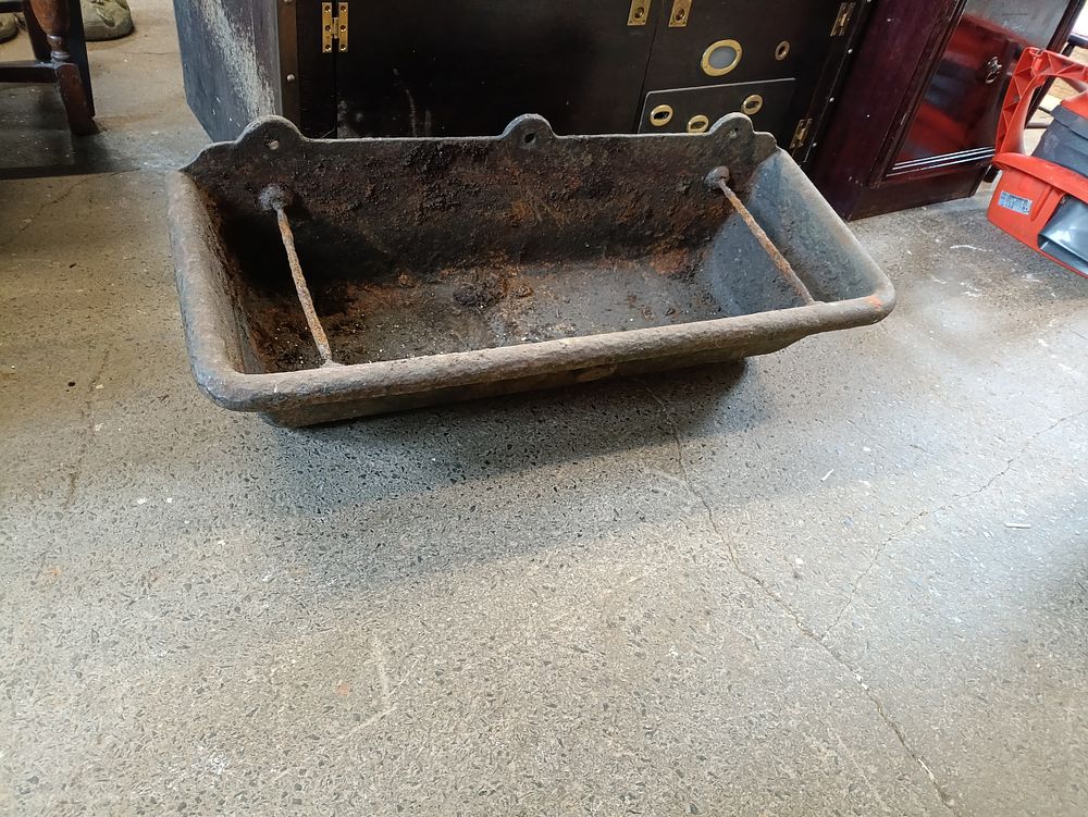 Lot 317: Vintage cast iron horse trough approximately 96x37cm