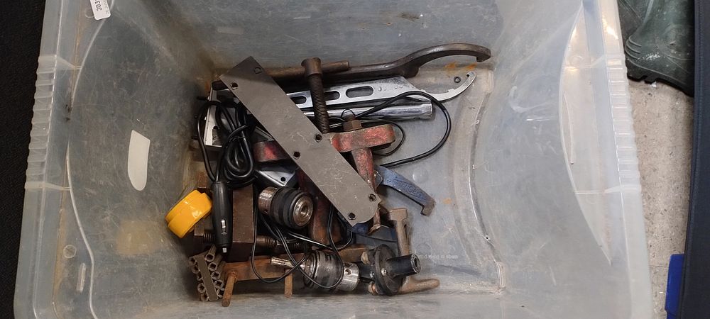 Lot 286: Various tool items including screwdrivers, hammers, rubber mallet...