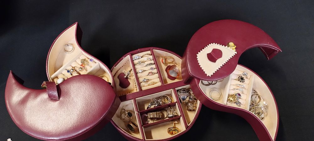 Lot 292: Jewellery box with costume jewellery