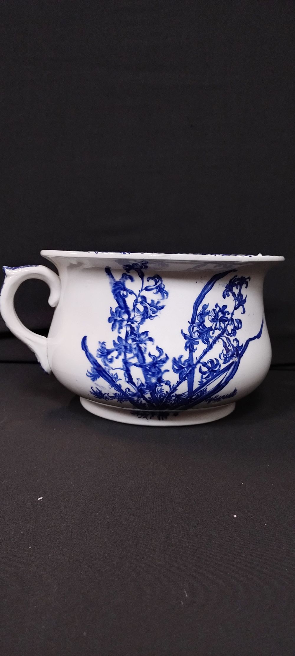 Lot 294: Royal Doulton 1891 blue and white chamber pot...