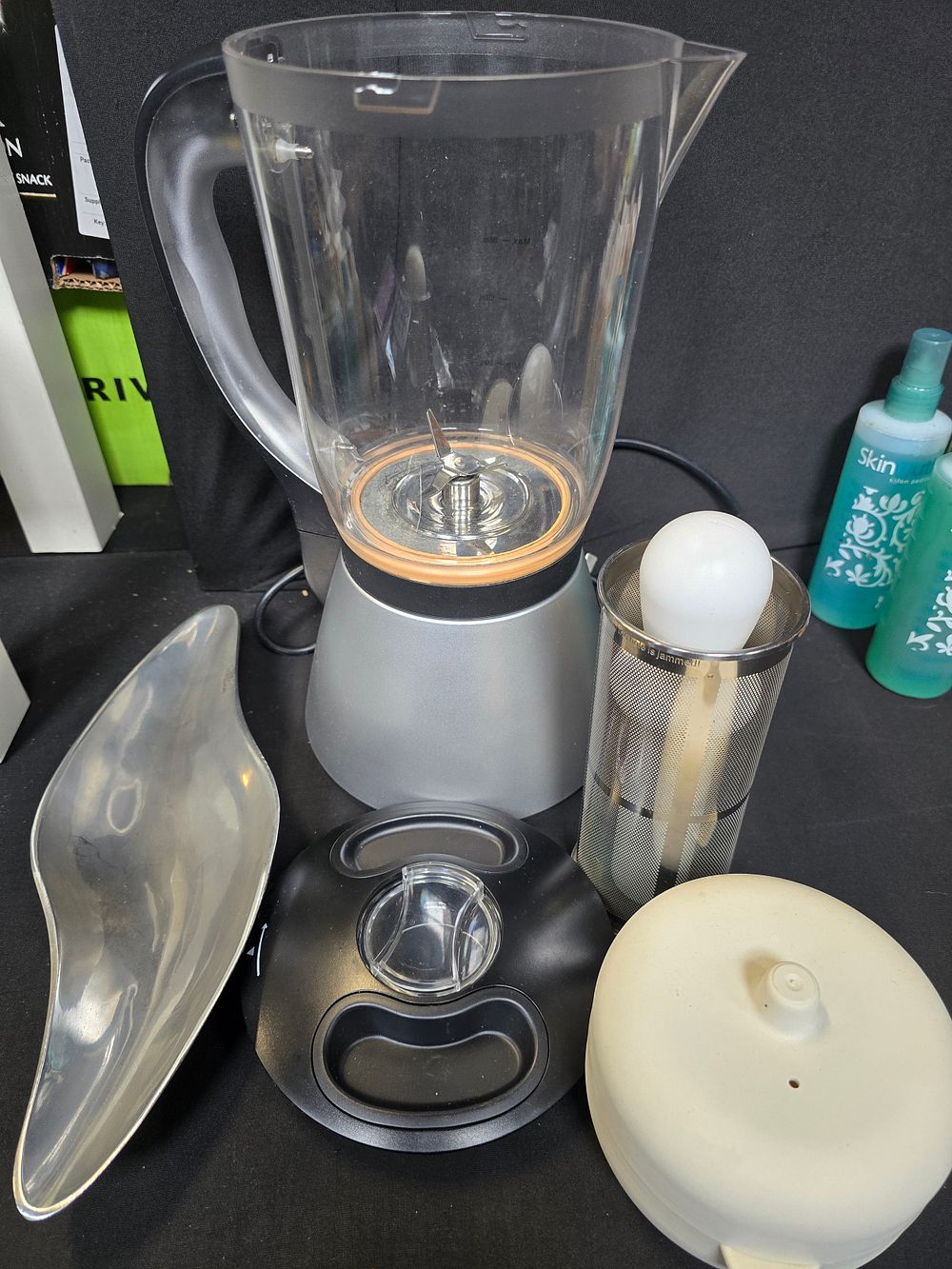 Lot 331: Swan Kitchen blender and other items