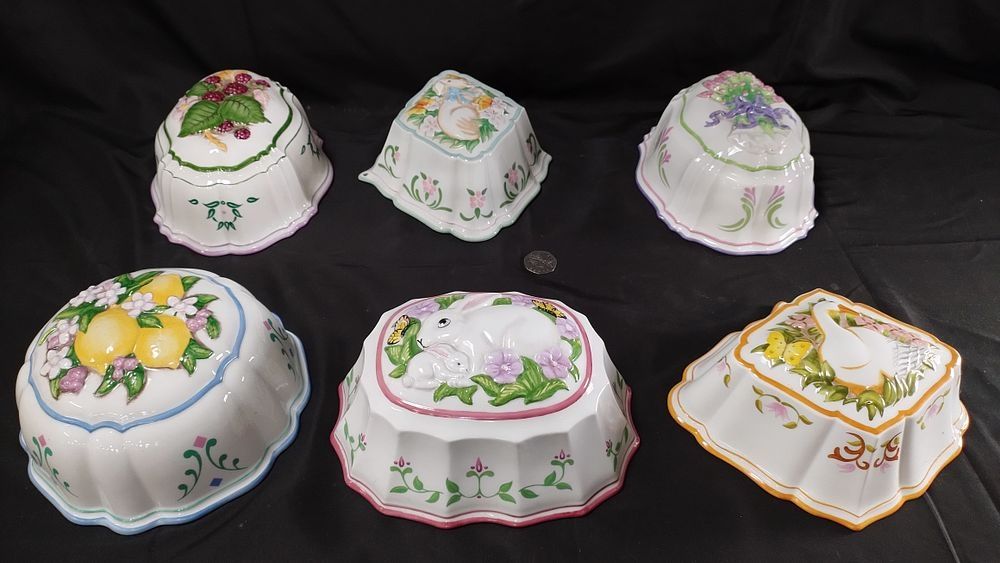 Lot 394: 6 porcelain jelly molds with flowers, fruits, and...