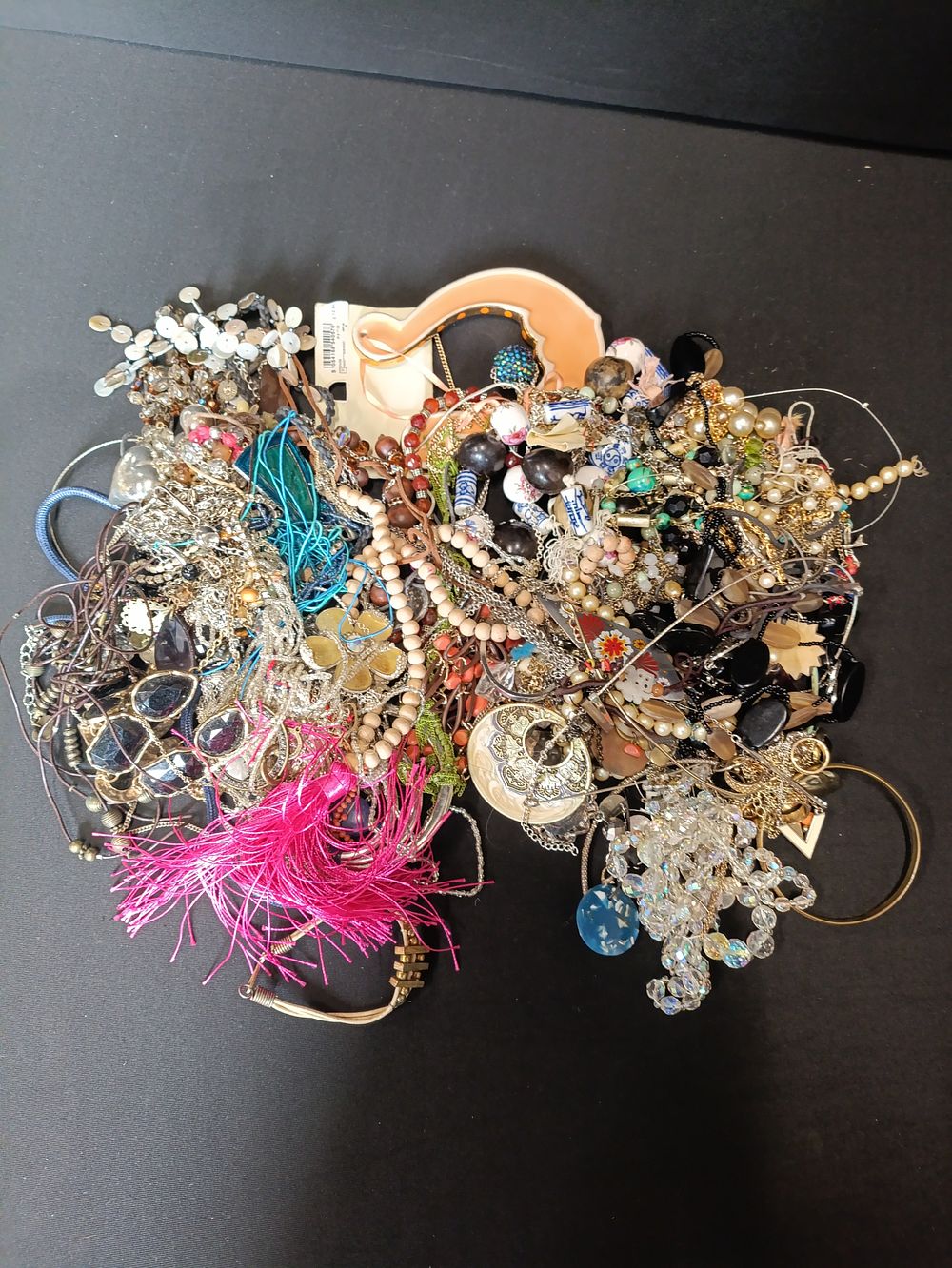Lot 410: Large selection of mixed costume jewellery