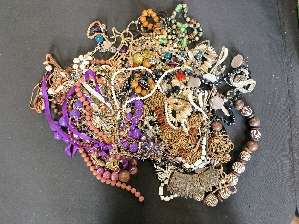 Lot 424: Large selection of mixed costume jewellery
