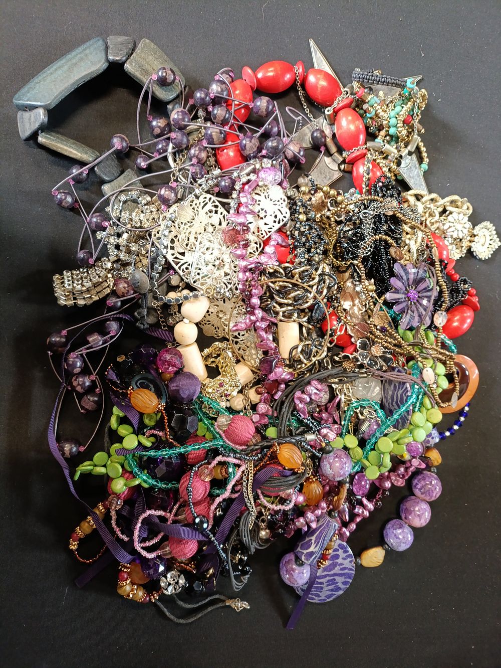 Lot 442: Large selection of mixed costume jewellery
