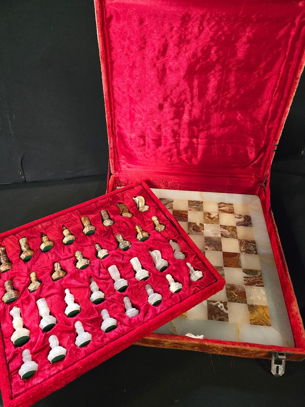 Lot 464: A complete vinatge Onyx chest set and board.