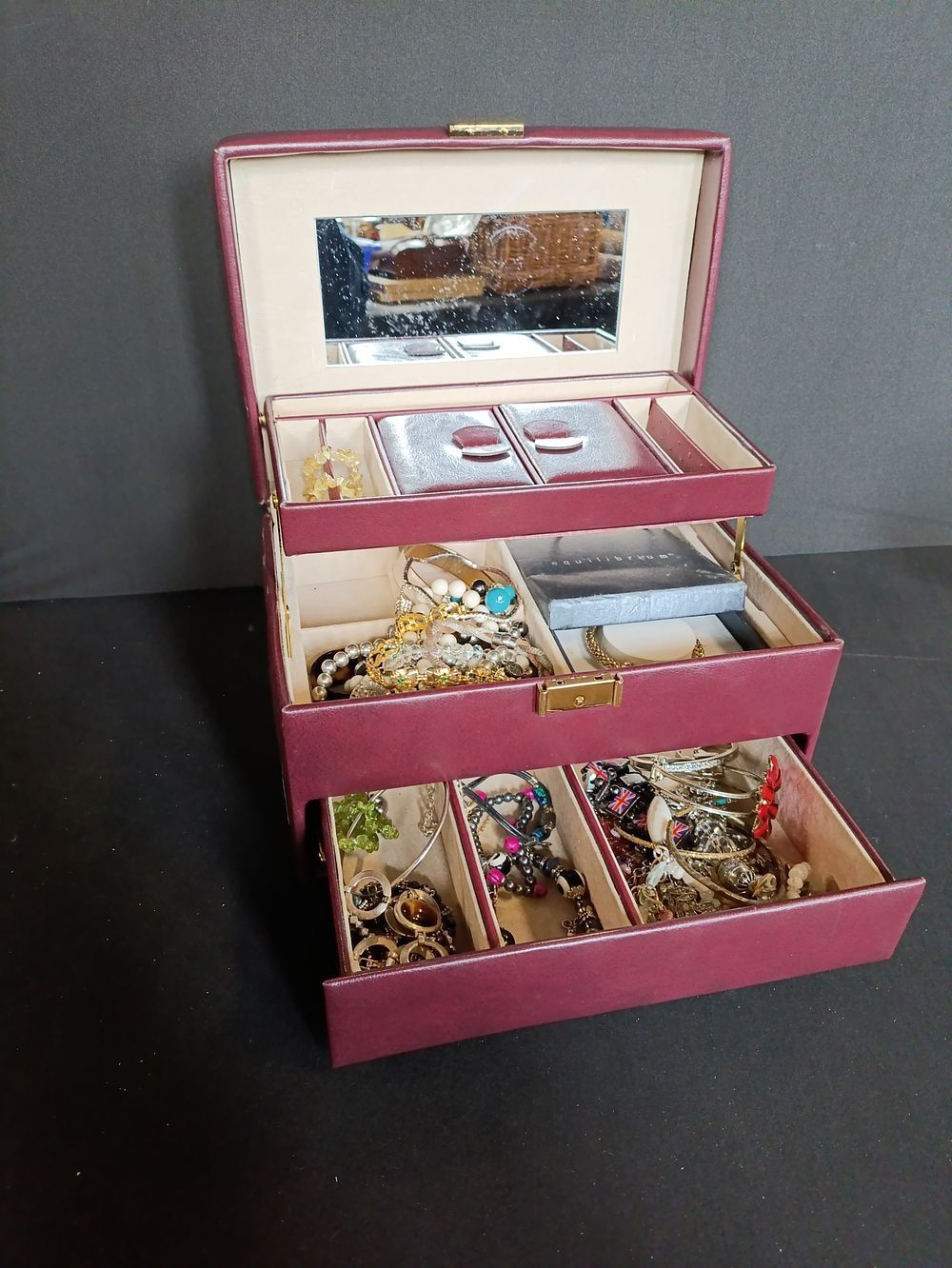 Lot 452: Jewellery box containing a mixed selection of jewellery