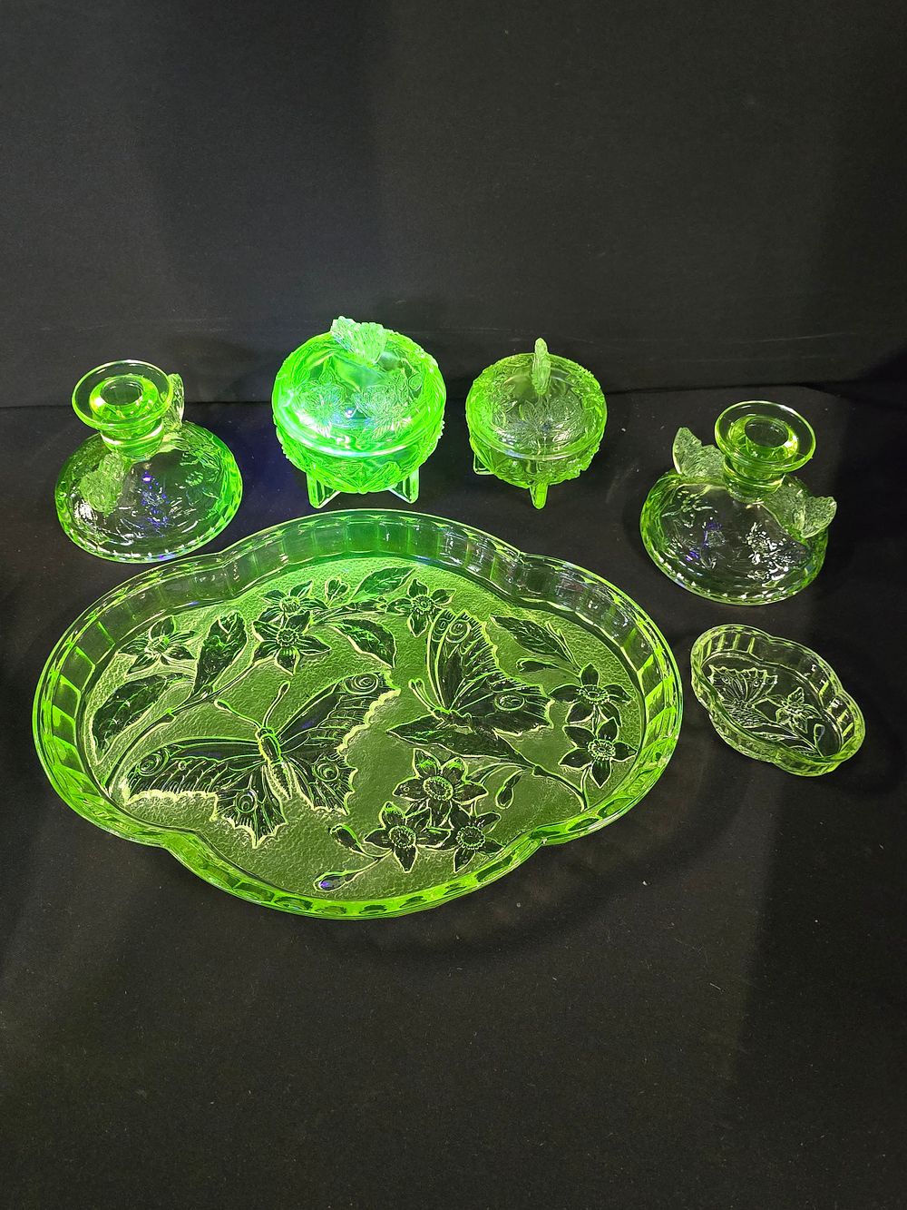 Lot 465: A full set of uranium green glass vanity...
