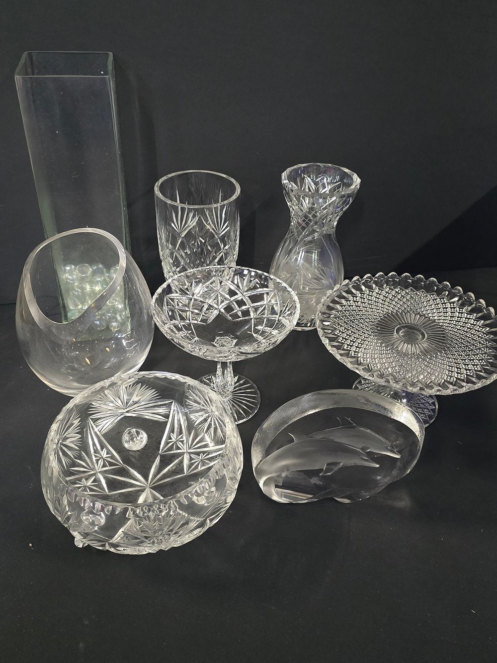 Lot 466: Eight pieces of glass ware and crystal cut...