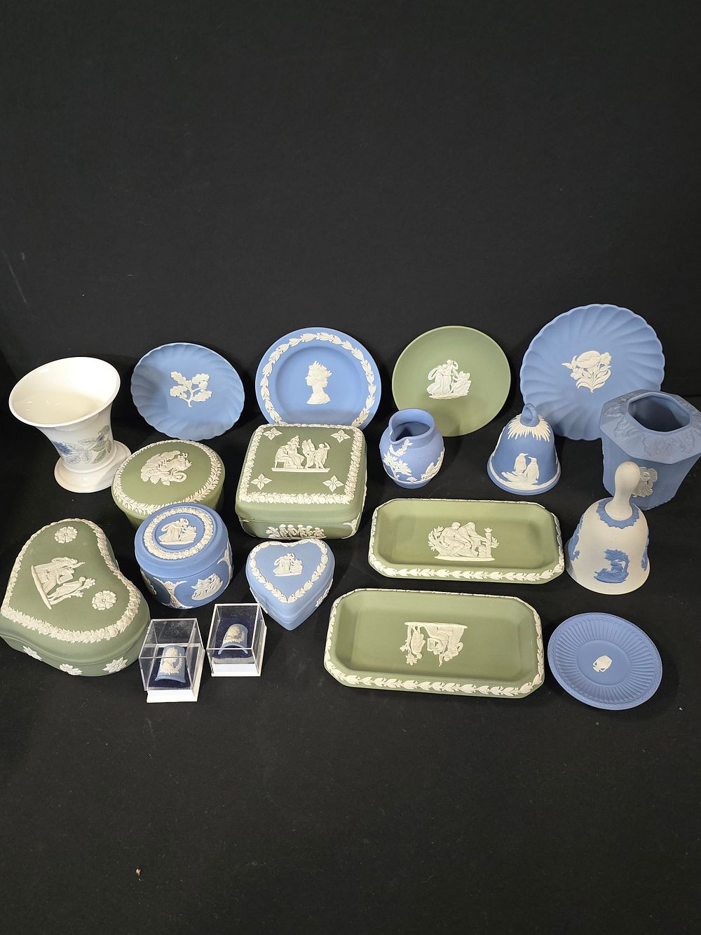 Lot 467: A collection of 19 piece of wedgewood jasper...