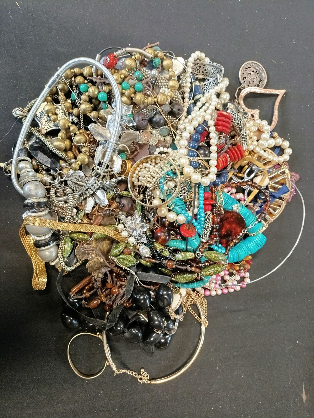Lot 490: Large selection mixed costume jewellery