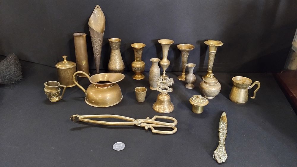 Lot 495: Large collection of vintage brasses including a shell...