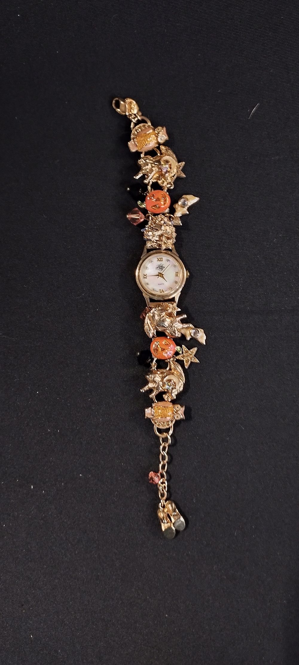 Lot 80: Kirks folly charm watch Halloween theme with 9...