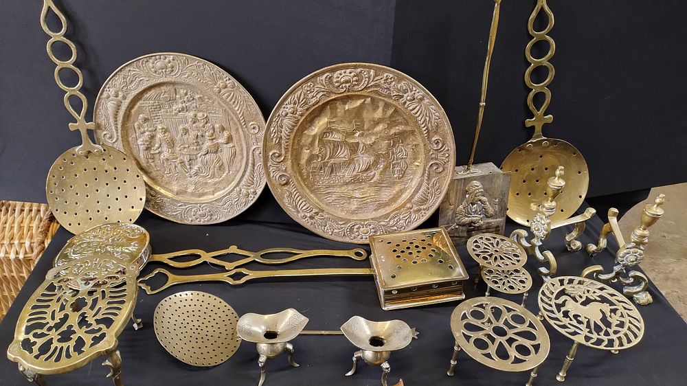Lot 122: Collection of brass items including wall plaques, fireside...