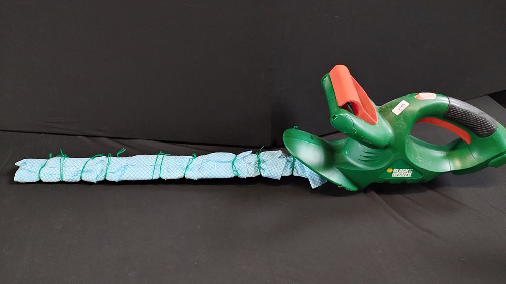 Lot 143: Black and Decker 1400 RPM hedge trimmer (no...