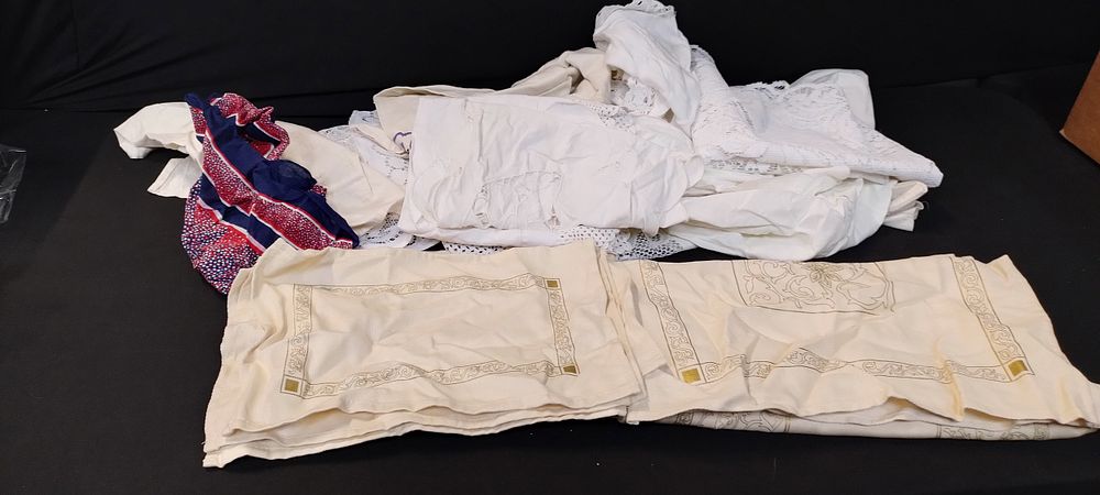 Lot 178: Collection of vintage table dressingd , center pieces,...