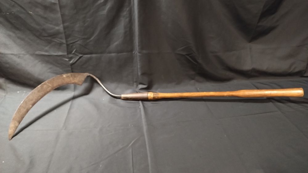 Lot 193: Vintage short handle scythe. Measures approx L 37.5...