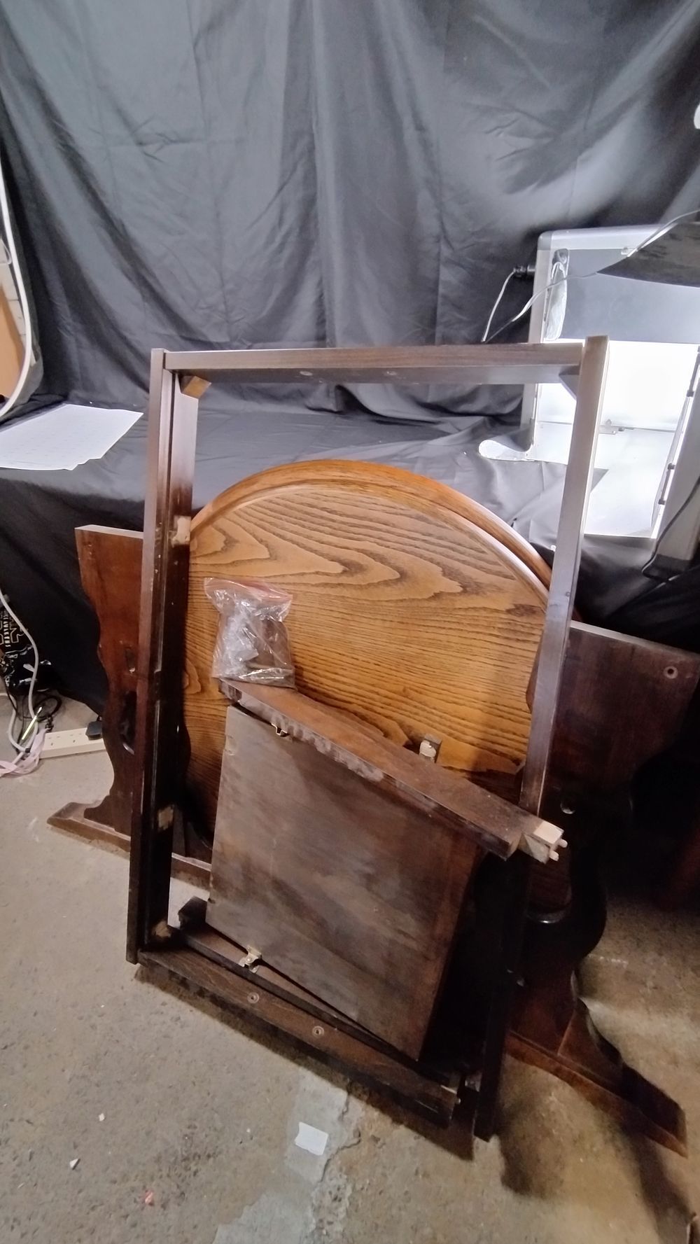 Lot 195: Solid oak extendable dining table measures approx 83"...