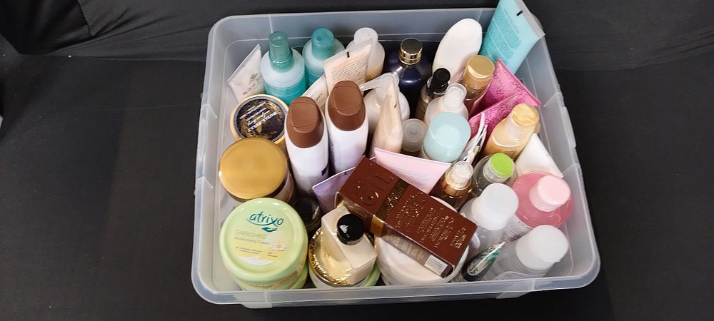 Lot 205: Selection of beauty products including Skin Truths, atrixo,...