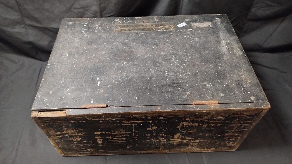 Lot 206: Vintage engineering chest with drawers