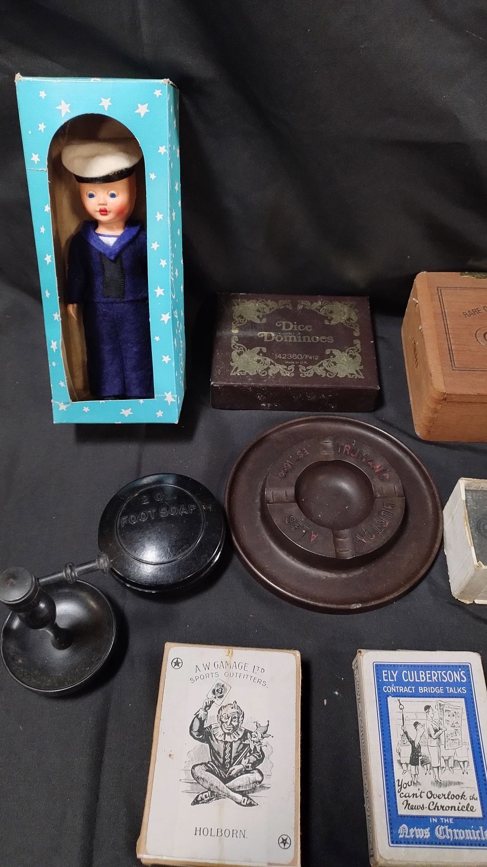 Lot 210: Selection of Various vintage items.