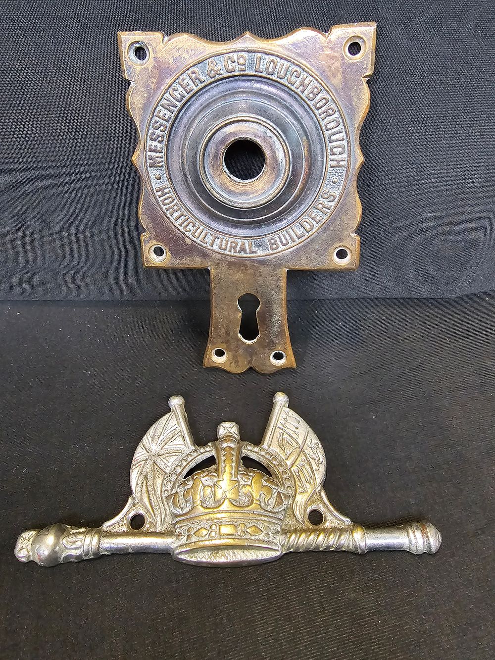 Lot 211: Ornate cast bronze door bell cover by Messengerv&...