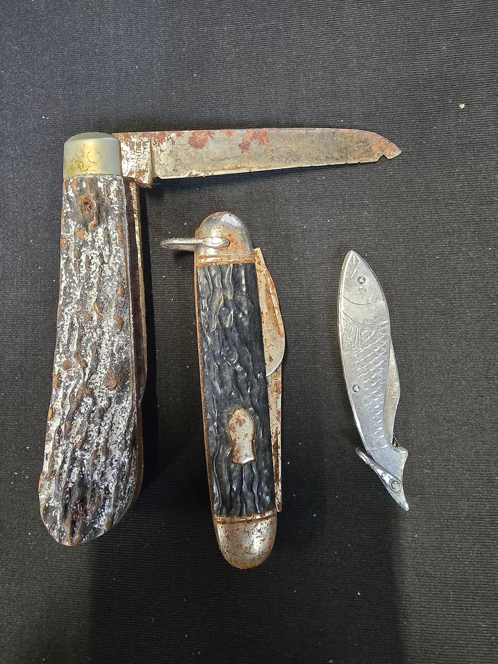 Lot 212: Three vintage pocket knives