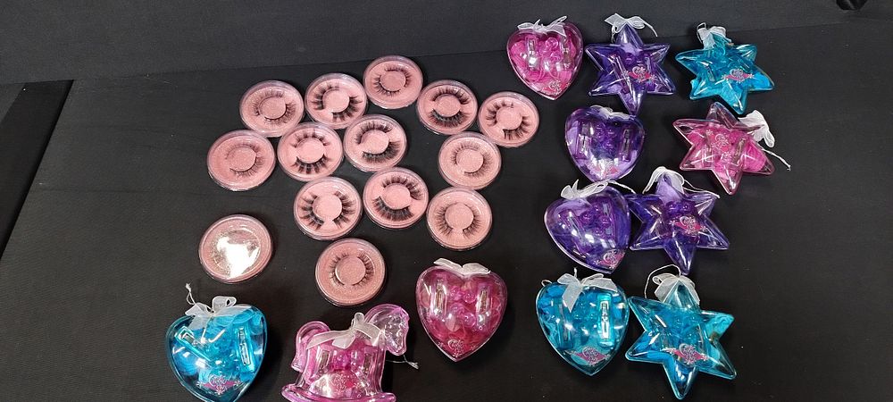Lot 220: Selection of 12 girls hair bobble sets, and...