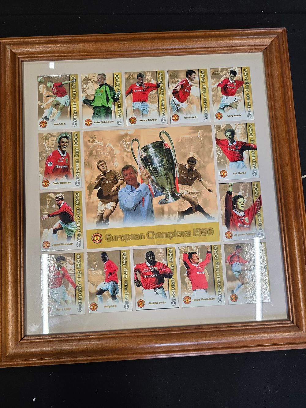 Lot 230: Manchester united aeroplane champions 1999 collectors cards with...