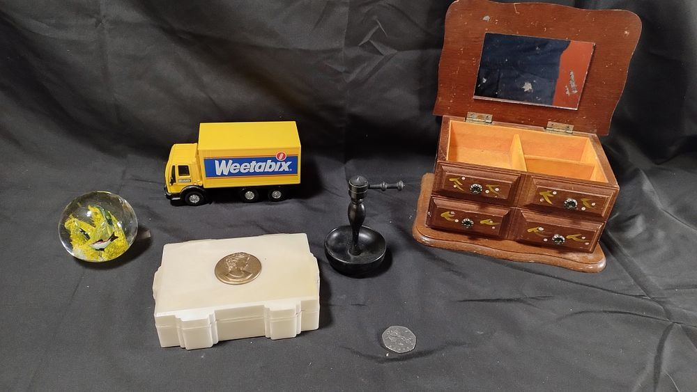 Lot 232: Mixed lot Of Vintage Items