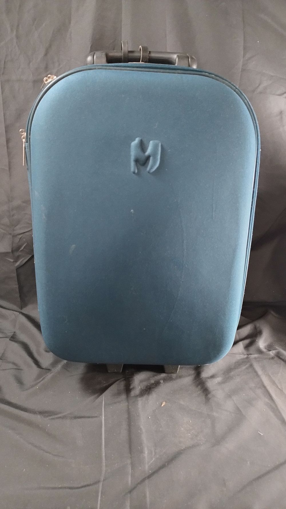 Lot 243: Metropolis cabin approved Travel case H21 x W14...